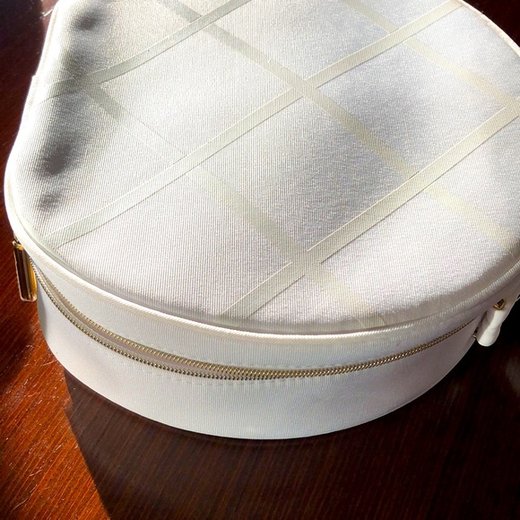 3/$25 Estée Lauder Bag - Picture 3 of 4